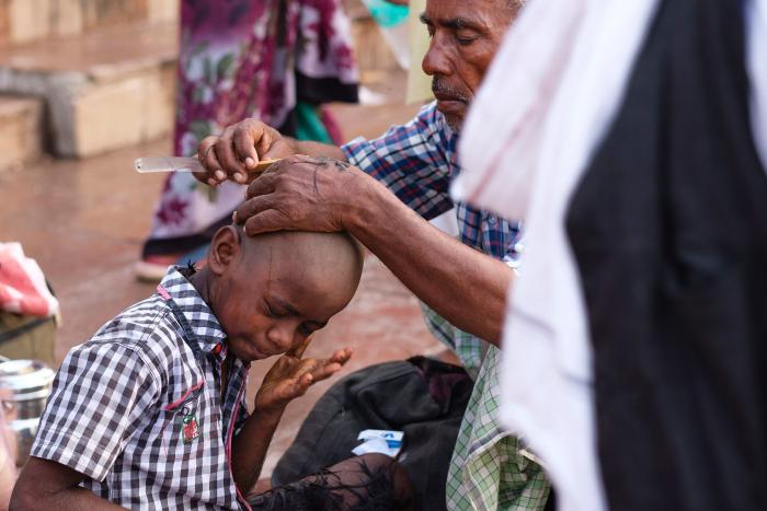 Jugar al bádminton en la ciudad de la muerte