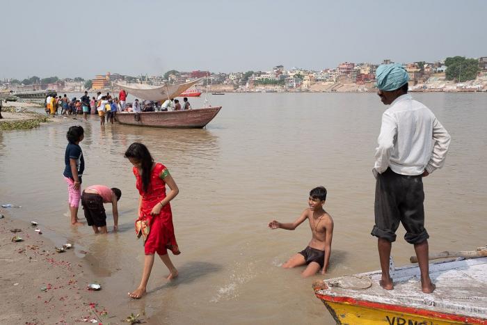 Jugar al bádminton en la ciudad de la muerte