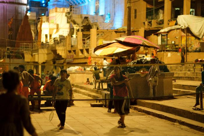 Jugar al bádminton en la ciudad de la muerte