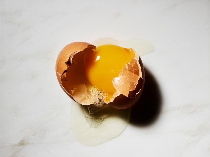 Alberto Garzón responde a este tuit de Ayuso sacando a relucir la foto más criticada