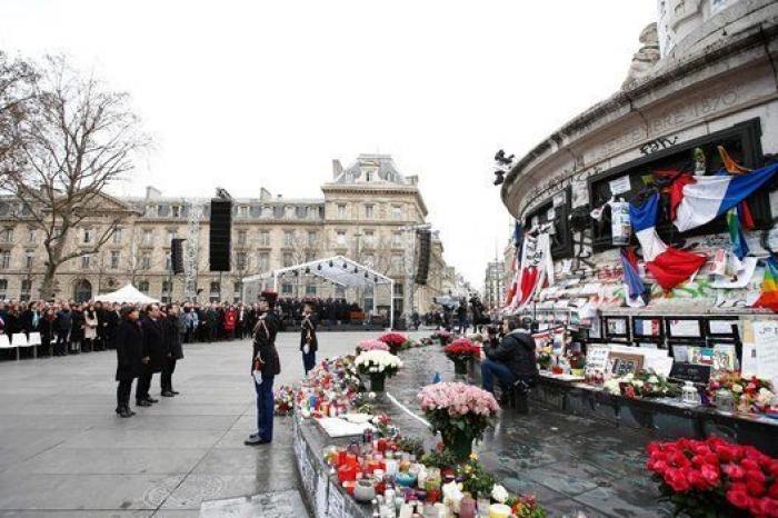 Las autoridades rinden un sobrio homenaje a las víctimas del terrorismo en París en el primer aniversario de Charlie Hebdó