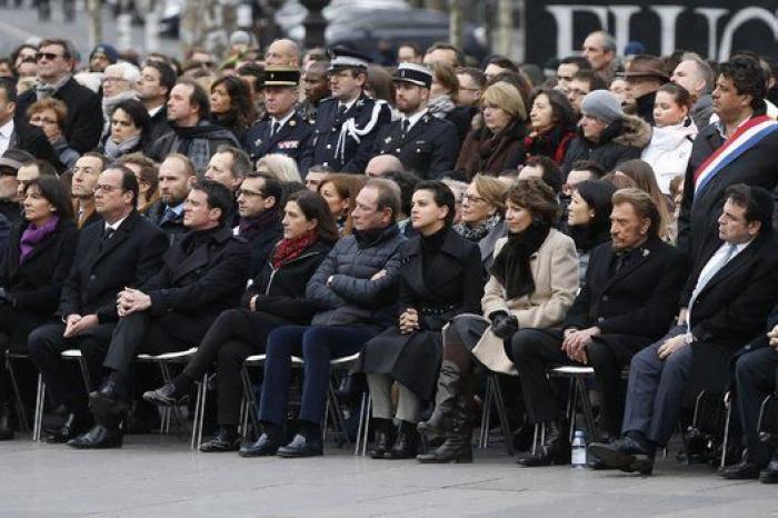 Las autoridades rinden un sobrio homenaje a las víctimas del terrorismo en París en el primer aniversario de Charlie Hebdó