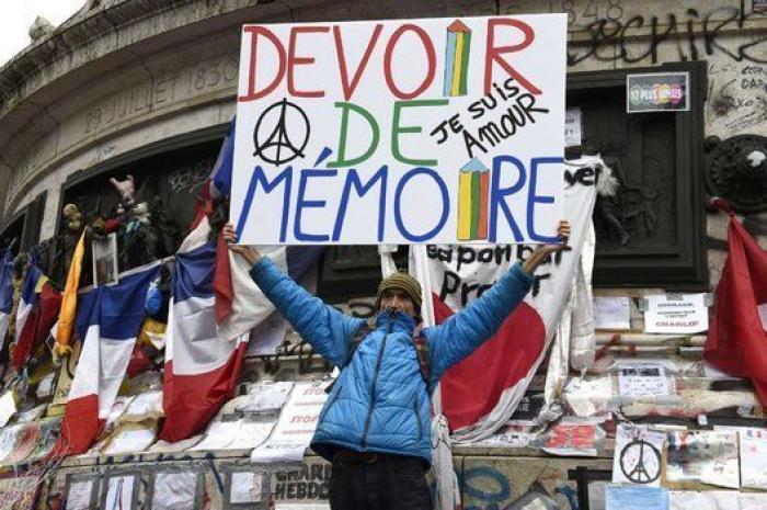 Las autoridades rinden un sobrio homenaje a las víctimas del terrorismo en París en el primer aniversario de Charlie Hebdó