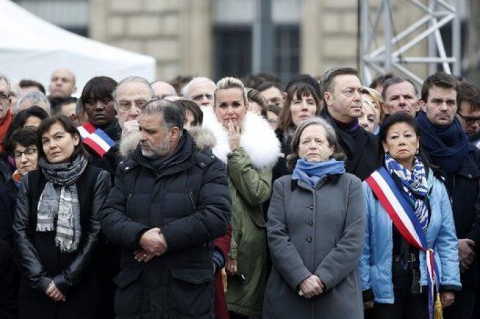 Las autoridades rinden un sobrio homenaje a las víctimas del terrorismo en París en el primer aniversario de Charlie Hebdó