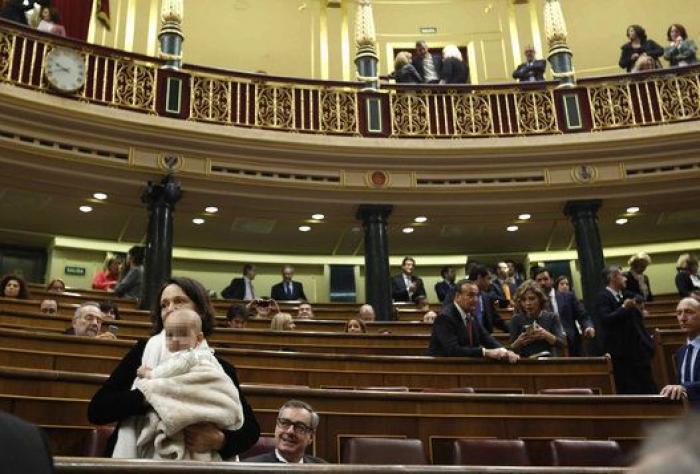 Polémica por la decisión de Bescansa de acudir al Congreso con su bebé