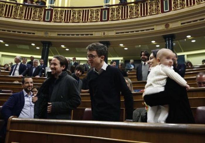 Polémica por la decisión de Bescansa de acudir al Congreso con su bebé