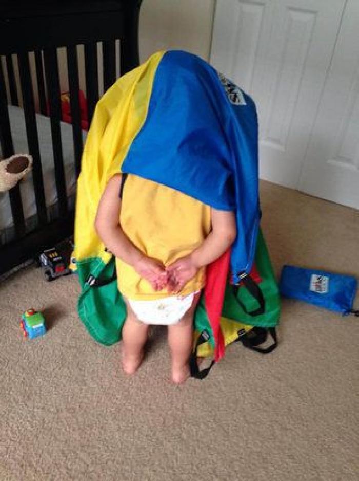 Esta adolescente se convierte en una sirena para cuidar a una niña de tres años