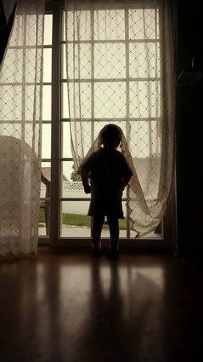 Esta adolescente se convierte en una sirena para cuidar a una niña de tres años