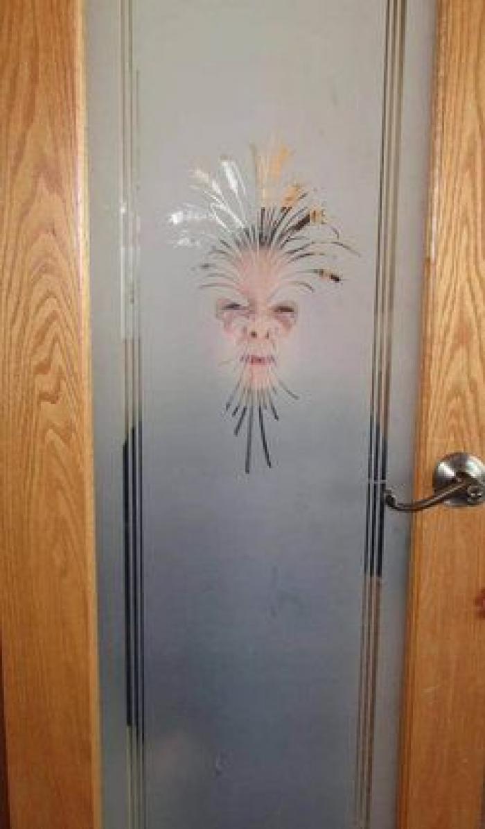 Esta adolescente se convierte en una sirena para cuidar a una niña de tres años