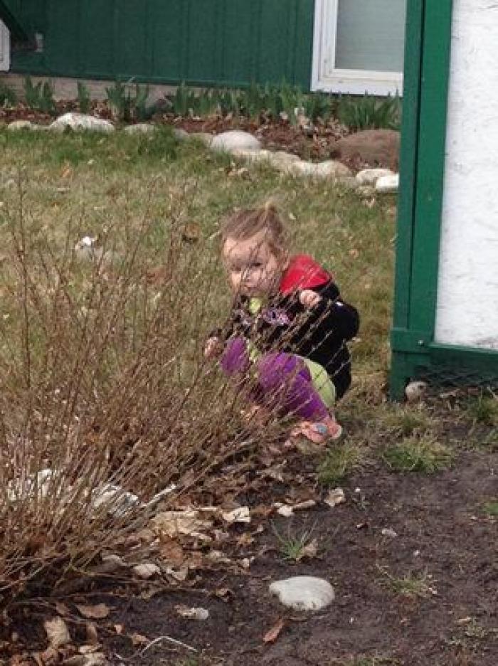 Esta adolescente se convierte en una sirena para cuidar a una niña de tres años