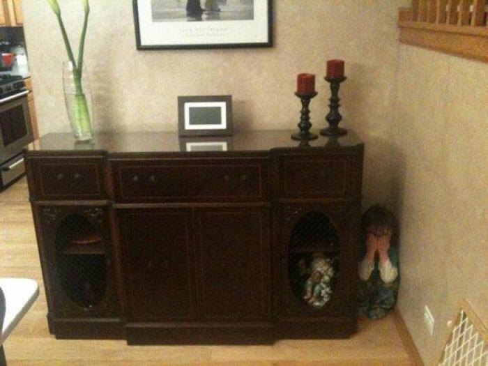 Esta adolescente se convierte en una sirena para cuidar a una niña de tres años