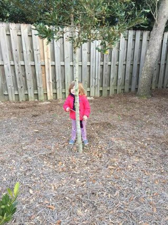 Esta adolescente se convierte en una sirena para cuidar a una niña de tres años