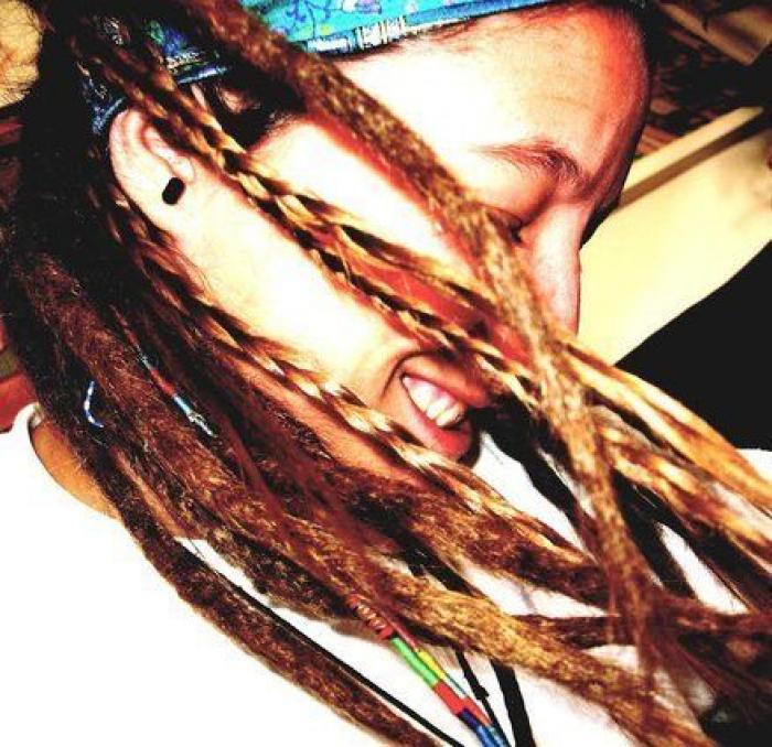 Guía completa para hacer, cuidar y limpiar (sí, limpiar) rastas