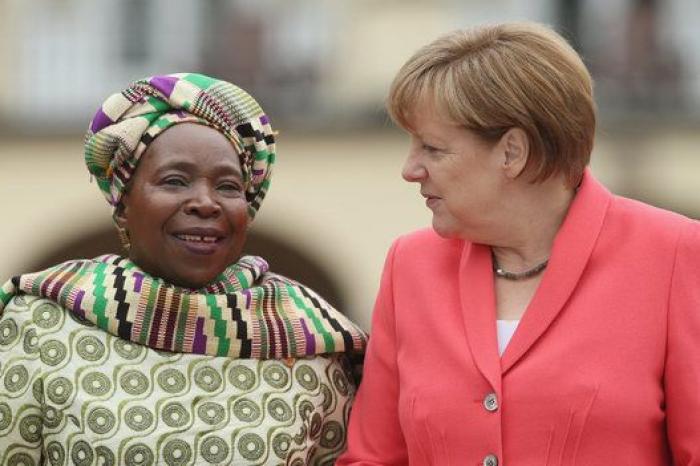 Miles de personas se manifiestan entre Hendaya e Irún contra la cumbre del G7