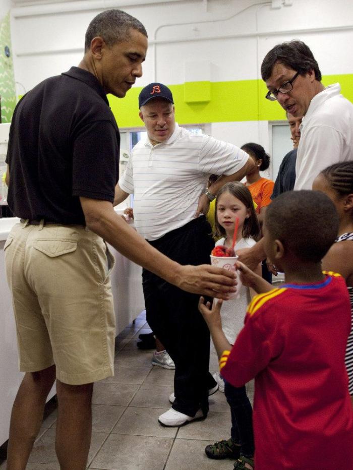 La 'reducida' fiesta de cumpleaños de Obama: más de 200 invitados y sin mascarillas