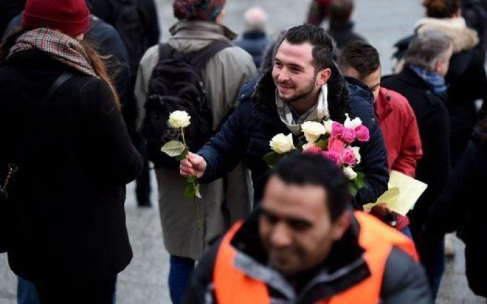 Grupos de refugiados regalan flores a los ciudadanos tras las agresiones a mujeres en Alemania