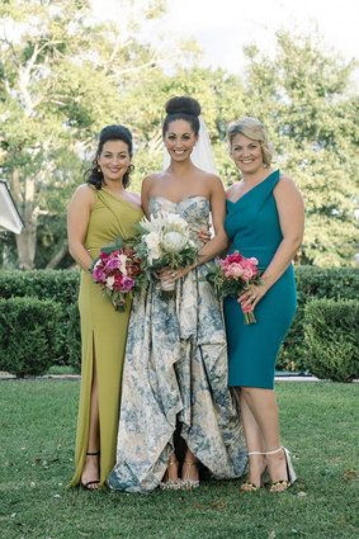 25 novias deslumbrantes que huyeron del blanco al elegir su vestido (FOTOS)