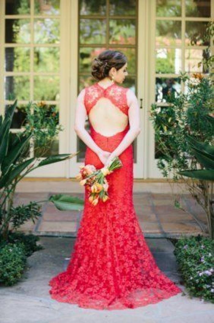 25 novias deslumbrantes que huyeron del blanco al elegir su vestido (FOTOS)