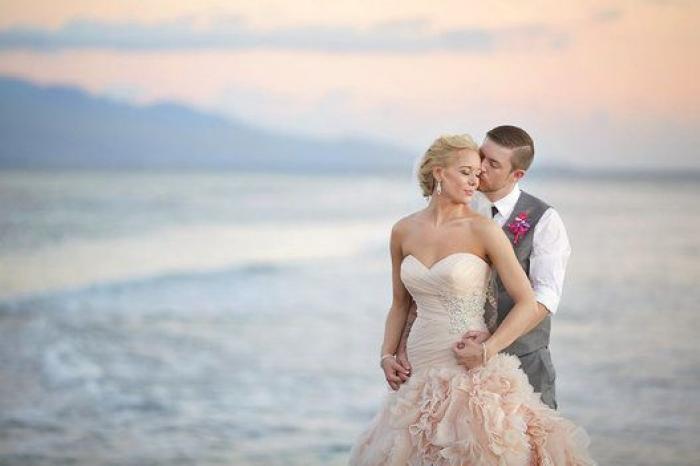 25 novias deslumbrantes que huyeron del blanco al elegir su vestido (FOTOS)