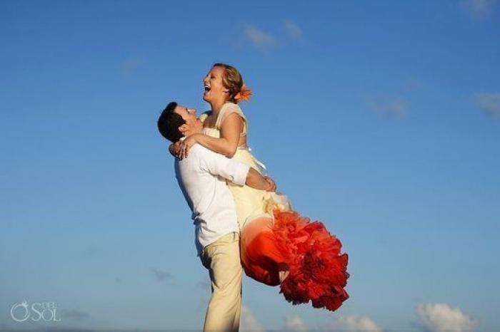 25 novias deslumbrantes que huyeron del blanco al elegir su vestido (FOTOS)