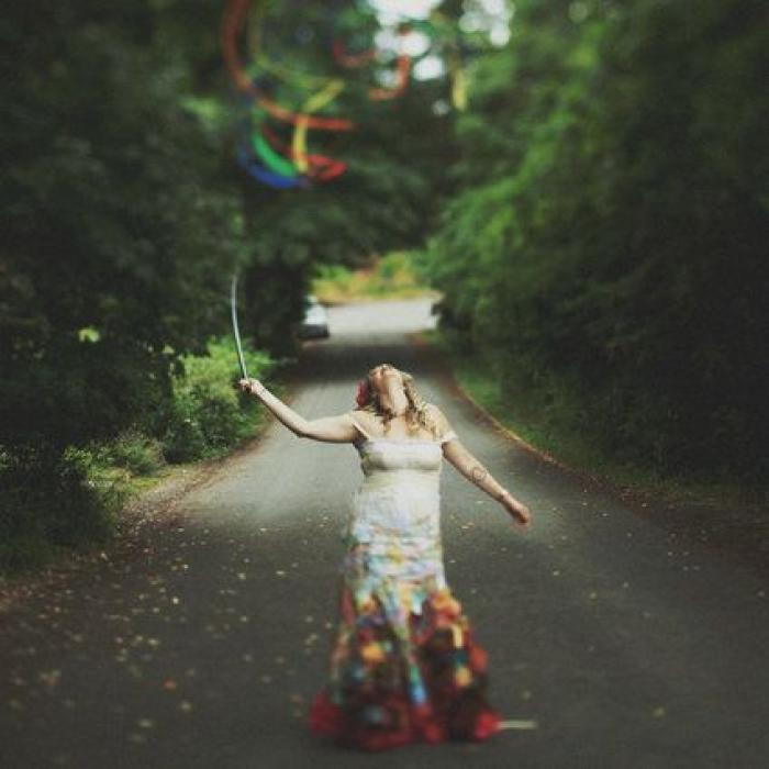 25 novias deslumbrantes que huyeron del blanco al elegir su vestido (FOTOS)