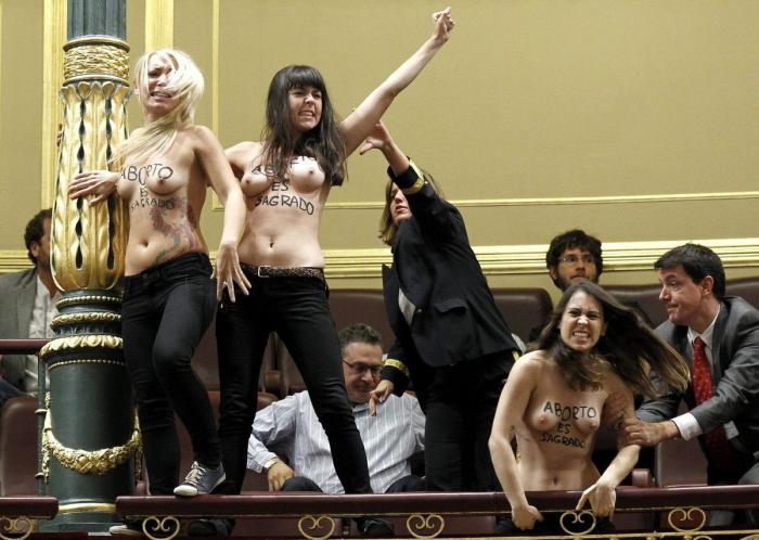 Activistas de Femen interrumpen la sesión de Control en el Congreso: "Aborto es sagrado" (VÍDEO, FOTOS)