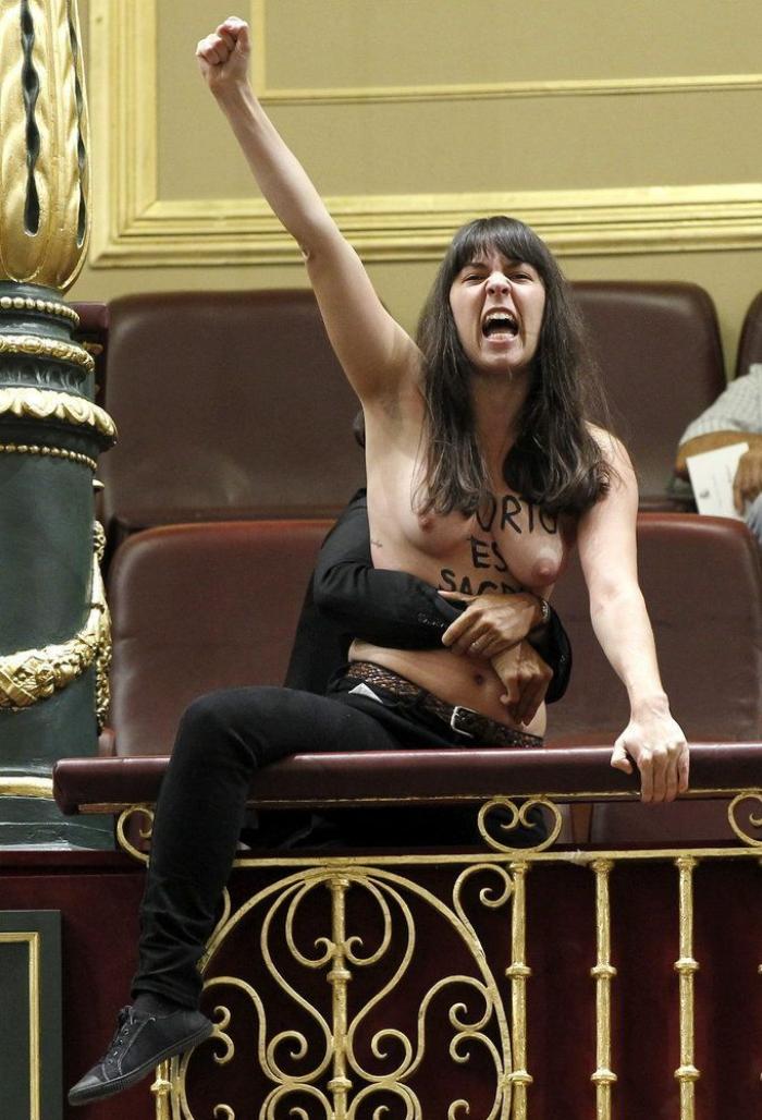 Activistas de Femen interrumpen la sesión de Control en el Congreso: "Aborto es sagrado" (VÍDEO, FOTOS)