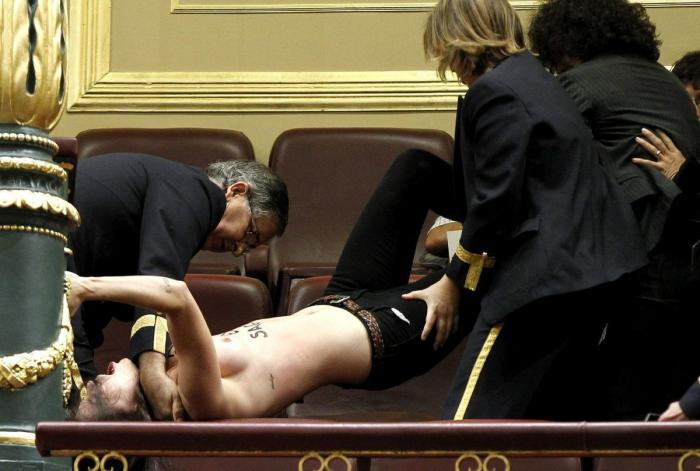 Activistas de Femen interrumpen la sesión de Control en el Congreso: "Aborto es sagrado" (VÍDEO, FOTOS)