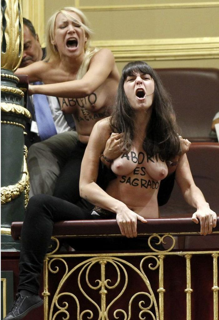 Activistas de Femen interrumpen la sesión de Control en el Congreso: "Aborto es sagrado" (VÍDEO, FOTOS)