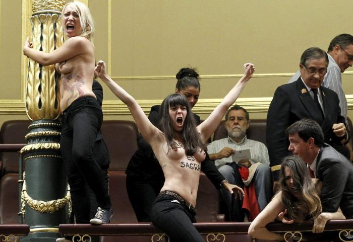 Activistas de Femen interrumpen la sesión de Control en el Congreso: "Aborto es sagrado" (VÍDEO, FOTOS)
