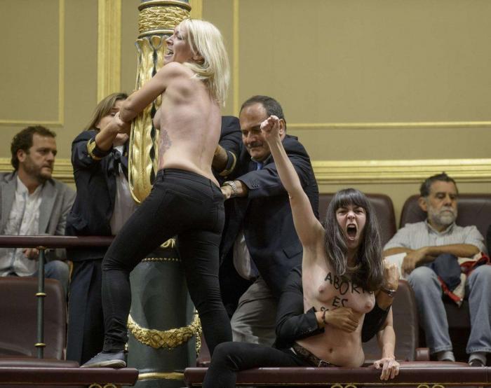 Activistas de Femen interrumpen la sesión de Control en el Congreso: "Aborto es sagrado" (VÍDEO, FOTOS)