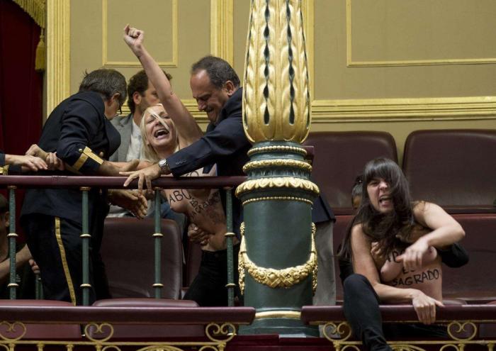 Activistas de Femen interrumpen la sesión de Control en el Congreso: "Aborto es sagrado" (VÍDEO, FOTOS)