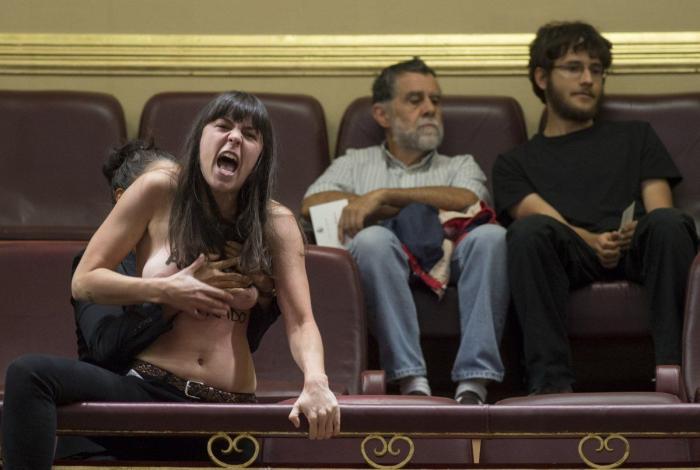 Activistas de Femen interrumpen la sesión de Control en el Congreso: "Aborto es sagrado" (VÍDEO, FOTOS)