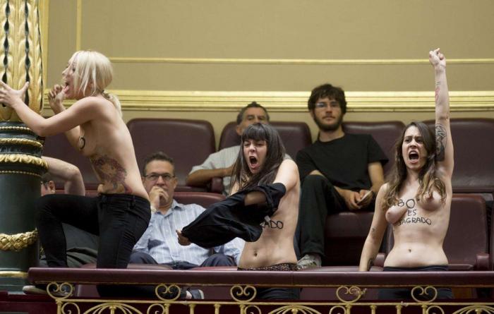 Activistas de Femen interrumpen la sesión de Control en el Congreso: "Aborto es sagrado" (VÍDEO, FOTOS)