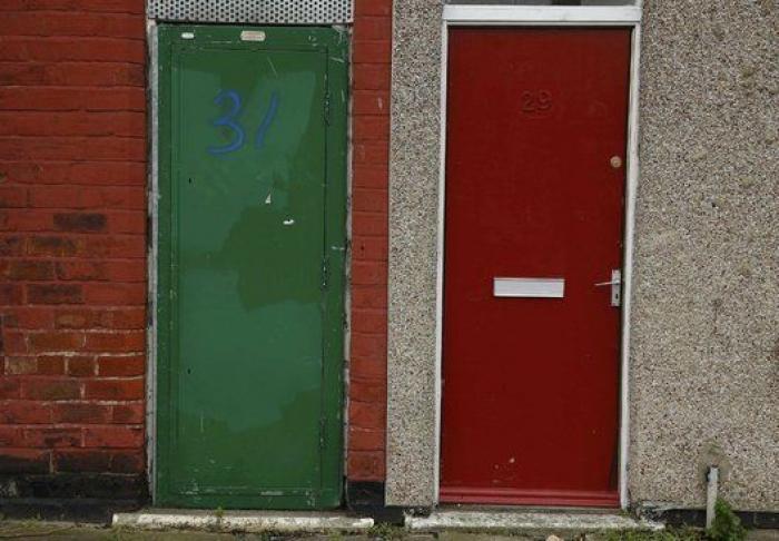 Puertas rojas para 'identificar' a los refugiados en Reino Unido