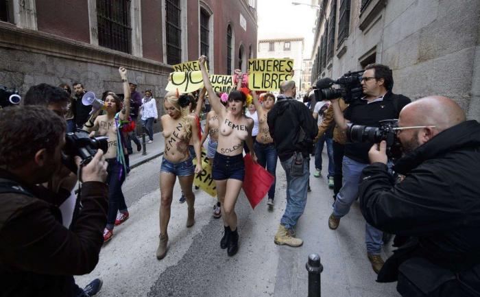 Cumbre Femen por las calles de Madrid en el día de la Fiesta Nacional (FOTOS)
