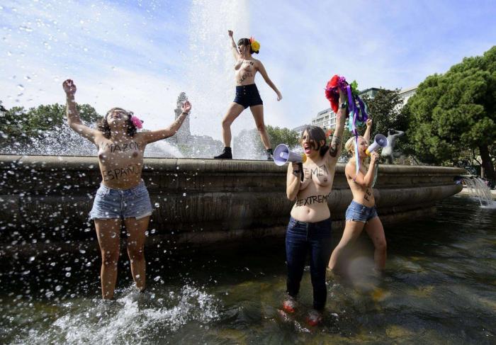 Cumbre Femen por las calles de Madrid en el día de la Fiesta Nacional (FOTOS)