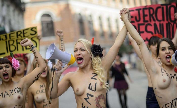 Cumbre Femen por las calles de Madrid en el día de la Fiesta Nacional (FOTOS)