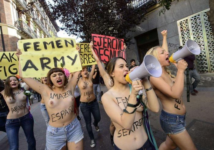 Cumbre Femen por las calles de Madrid en el día de la Fiesta Nacional (FOTOS)