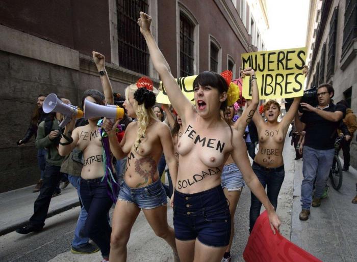 Cumbre Femen por las calles de Madrid en el día de la Fiesta Nacional (FOTOS)