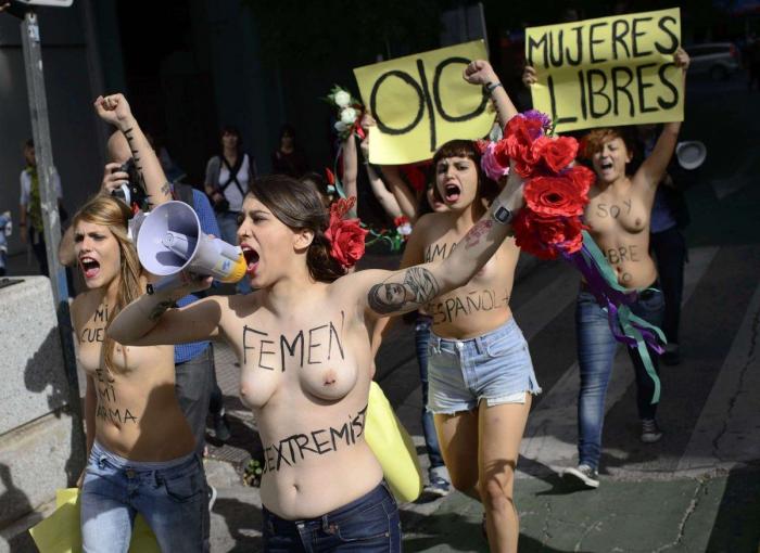 Cumbre Femen por las calles de Madrid en el día de la Fiesta Nacional (FOTOS)