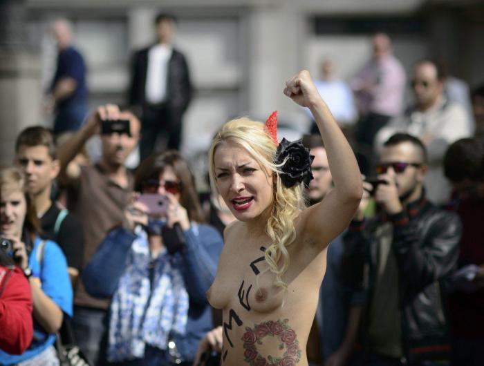 Cumbre Femen por las calles de Madrid en el día de la Fiesta Nacional (FOTOS)