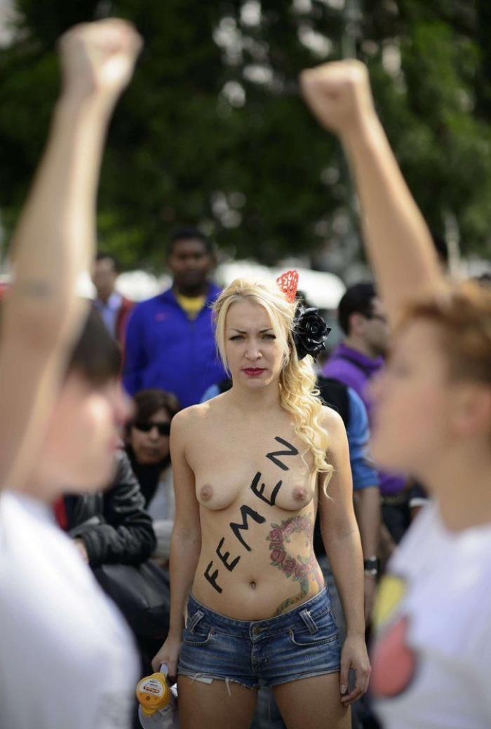 Cumbre Femen por las calles de Madrid en el día de la Fiesta Nacional (FOTOS)