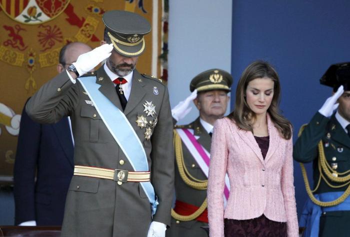Letizia en el desfile del 12 de octubre: vestido de encaje granate de Felipe Varela (FOTOS)