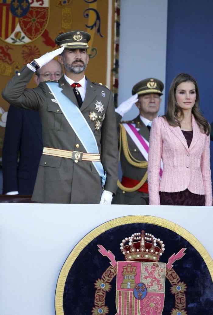 Letizia en el desfile del 12 de octubre: vestido de encaje granate de Felipe Varela (FOTOS)