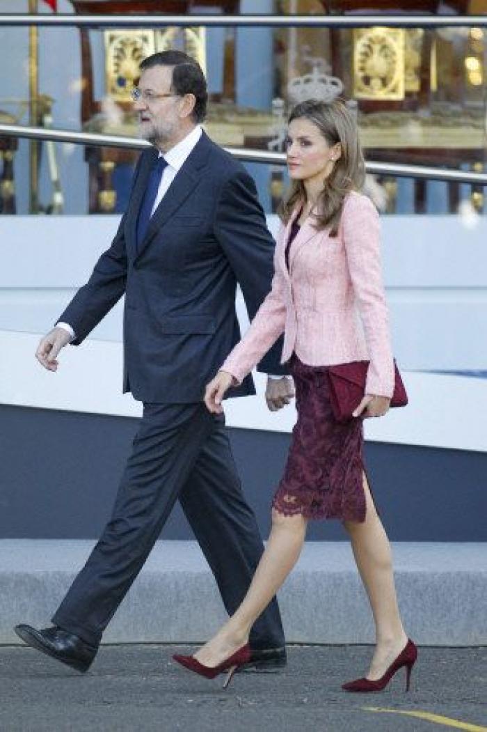Letizia en el desfile del 12 de octubre: vestido de encaje granate de Felipe Varela (FOTOS)