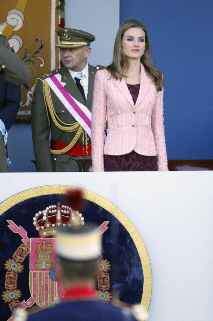 Letizia en el desfile del 12 de octubre: vestido de encaje granate de Felipe Varela (FOTOS)
