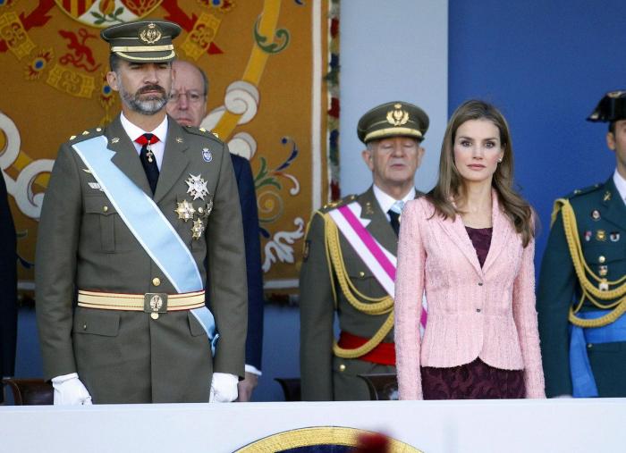 Letizia en el desfile del 12 de octubre: vestido de encaje granate de Felipe Varela (FOTOS)