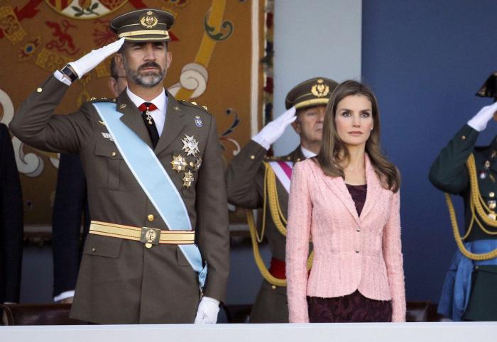 Letizia en el desfile del 12 de octubre: vestido de encaje granate de Felipe Varela (FOTOS)