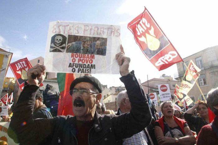 Portugal propone recortar los salarios de funcionarios que superen los 600 euros al mes